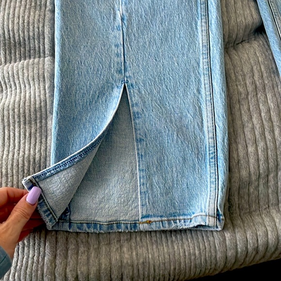 Abercrombie & Fitch Ultra High Rise 90’s Straight Jeans w/vent hem. Size 33/16 - Picture 2 of 5
